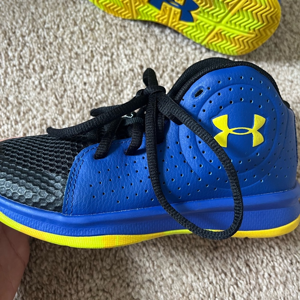 Kids!! 🔥 🔥🔥Steph Curry Under Armour basketball sneakers!!